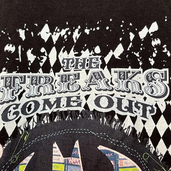 Batman the freaks come out at night graphic T-shirt - Picture 4 of 8